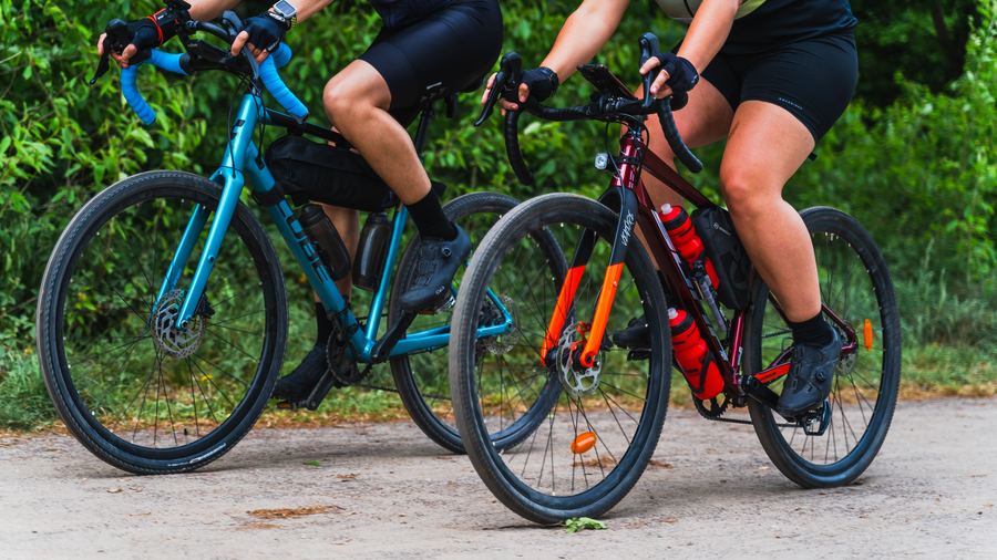 Gros plan sur la mécanique de deux vélos gravel