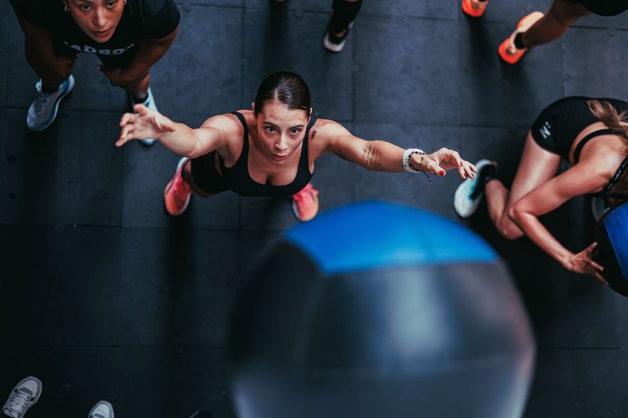 Séance de CrossFit en groupe avec medicine ball