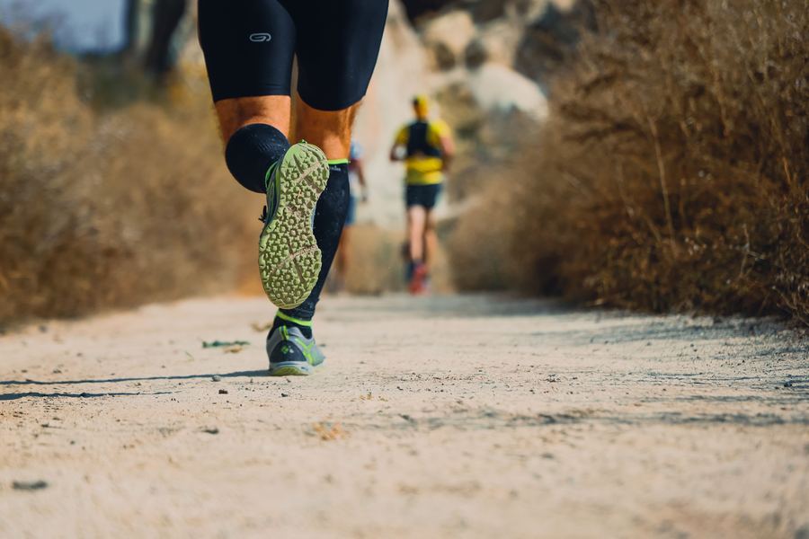 Gros plan sur les chaussures de trail en pleine course