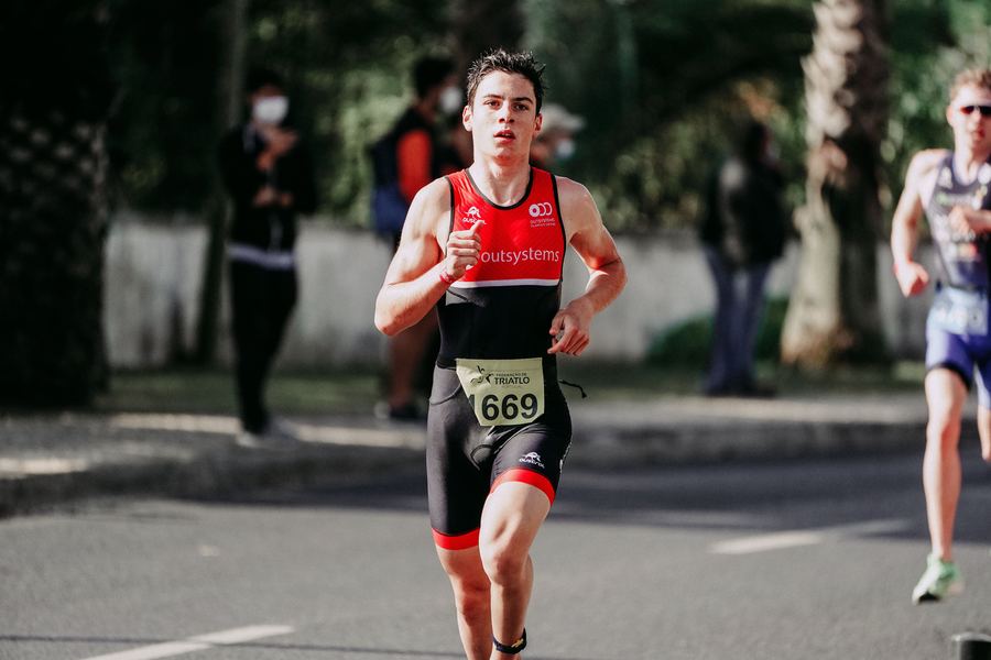 Jeune triathlète en pleine course à pied